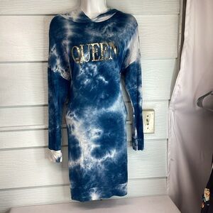 Que Blue Tie-Dye Long Sleeve Dress with Gold Print 28